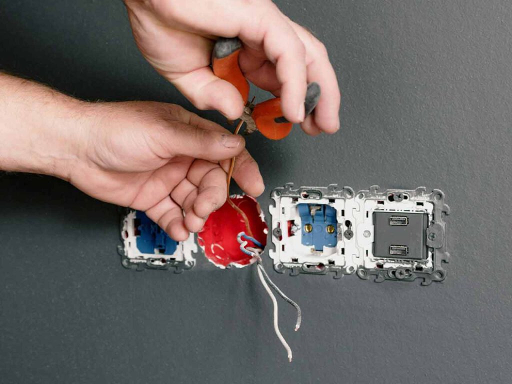 elektricien in Limburg die een stopcontact aansluit